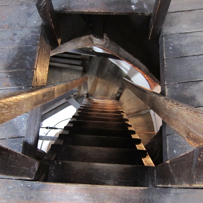 Dřevěné schodiště v Hodinové věži