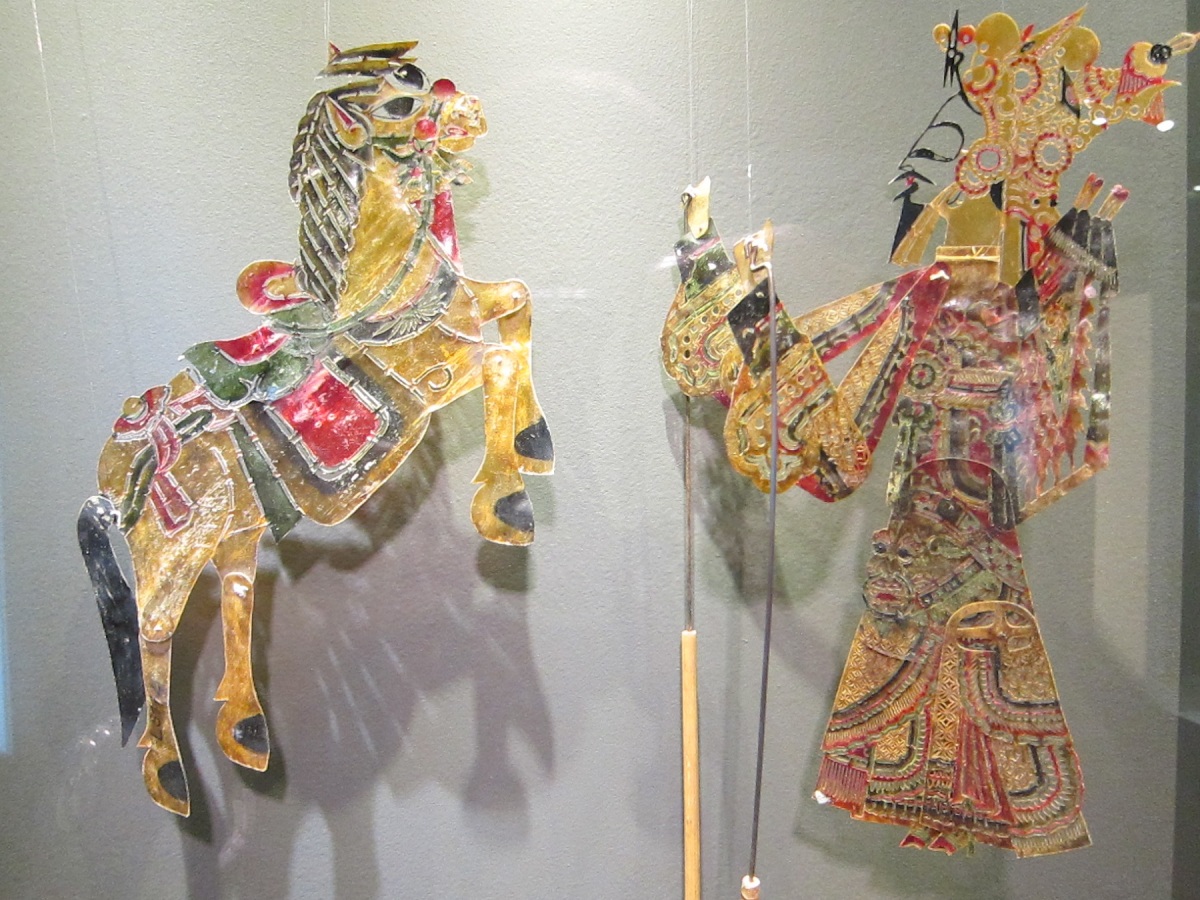 Čínské stínové loutky z počátku 20. století, materiál : kolorovaná preparovaná kůže
