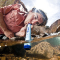 LifeStraw Personal - pití vody z řeky zespodu.