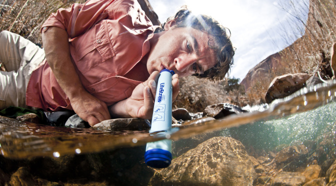 LifeStraw Personal - pití vody z řeky zespodu.