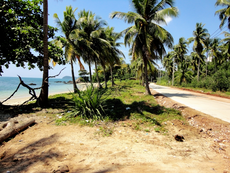 Cesta a pláž na ostrově Ko Jum v Thajsku