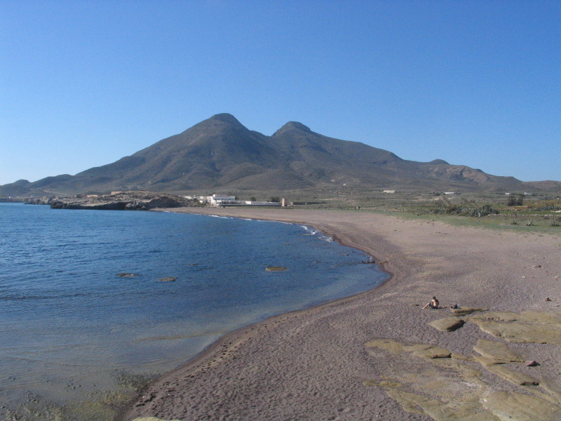 Pláž u osady Los Escullos.
