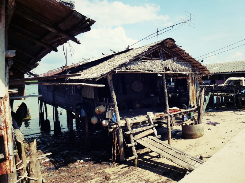 Vesnice na ostrově Ko Jum, Thajsko.