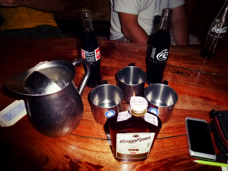 Stůl s whisky.