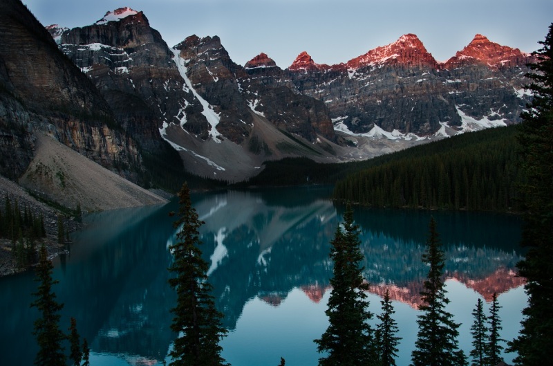 Východ slunce nad Moraine Lake