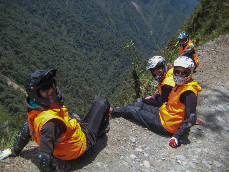 Chvíle odpočinku při náročném sjezdu Death Road, La Paz, Bolívie