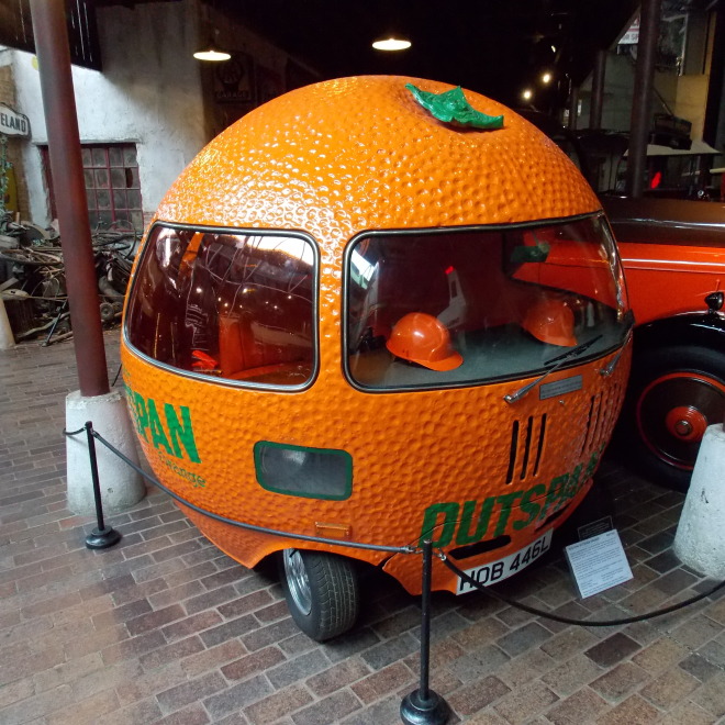 Tento pomeranč (podvozek Mini) si zahrál v pár reklamách