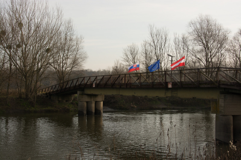 Dřevěný most byl vyzdoben vlajkami Slovenska, Evropské unie a Rakouska. Trošku jsem ale nepochopil, proč tady chyběla naše vlajka...