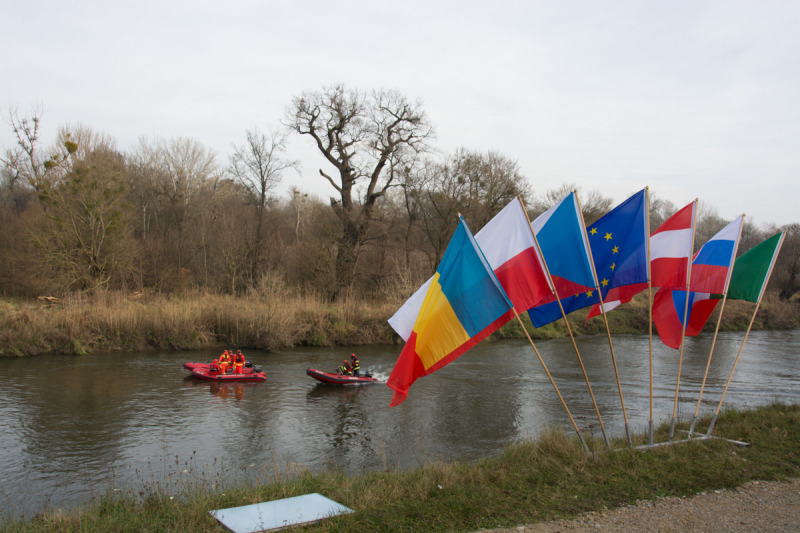 Vlajky a záchranáři na Rakouské straně hranice. Alespoň tady už naše vlajka nechyběla.