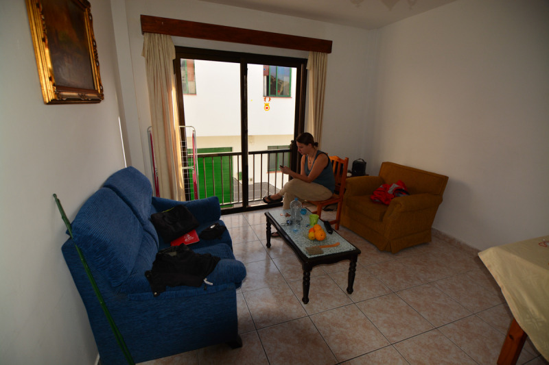 Šárka loví signál na Couchsurfingu u Nicka a Niki, Las Maretas, Tenerife