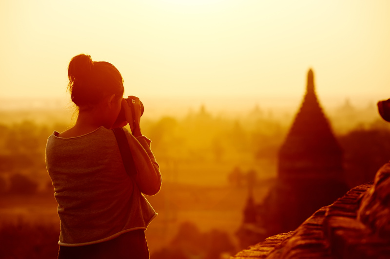 Holka, která fotografuje na cestách krásy Kambodži.