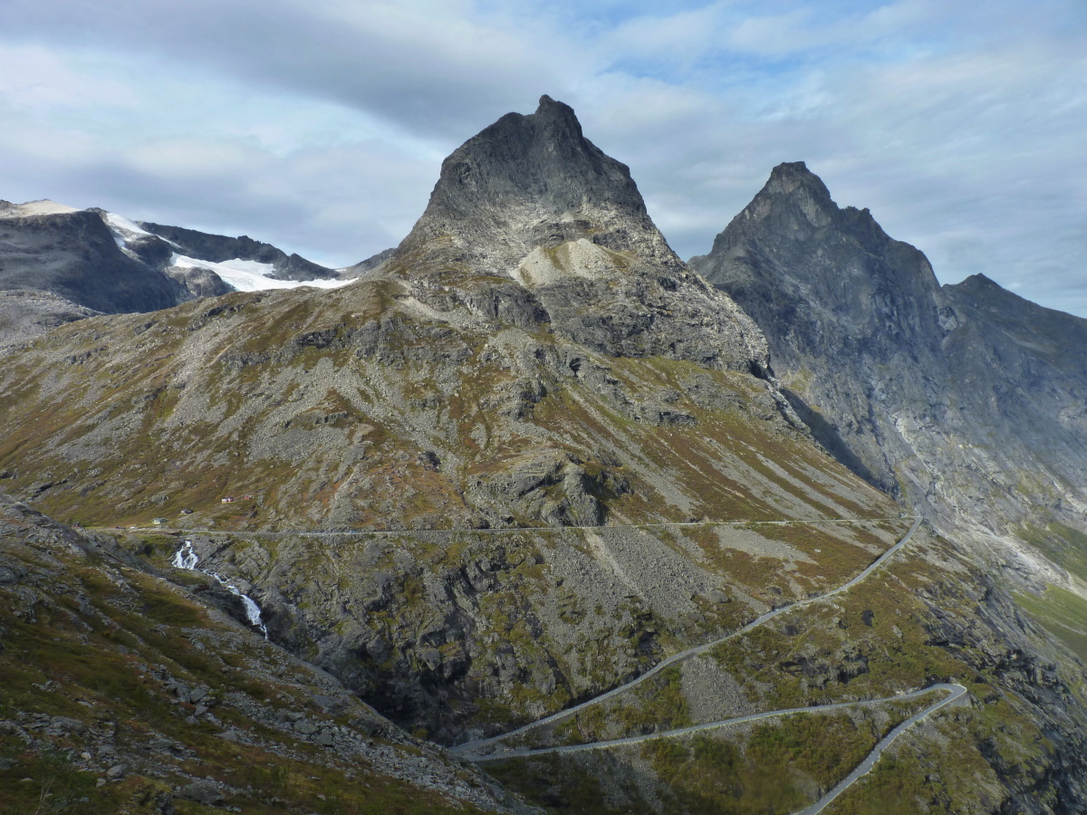 Trollstigen, vyfoceno jiného úhlu, než jak jej většina zná