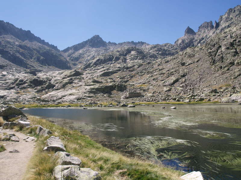 La Laguna de Gredos s horskou chatou 