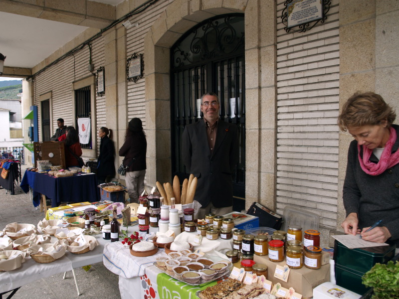 Sobotní trh v Arenas de San Pedro s místními ekologickými produkty