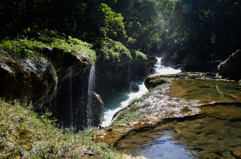 Semuc Champey - řeka pod skálou