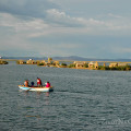 Jezero Titicaca - Rodinka Urů na lodičce