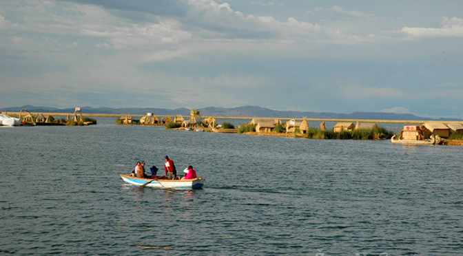 Plavba lodí po jezeru Titicaca v Peru