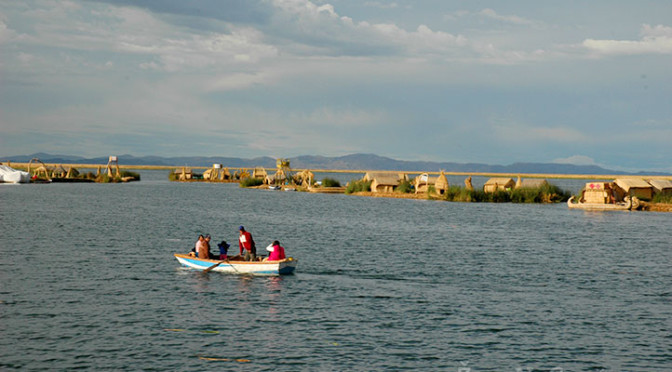 Jezero Titicaca - Rodinka Urů na lodičce