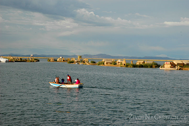 Jezero Titicaca - Rodinka Urů na lodičce