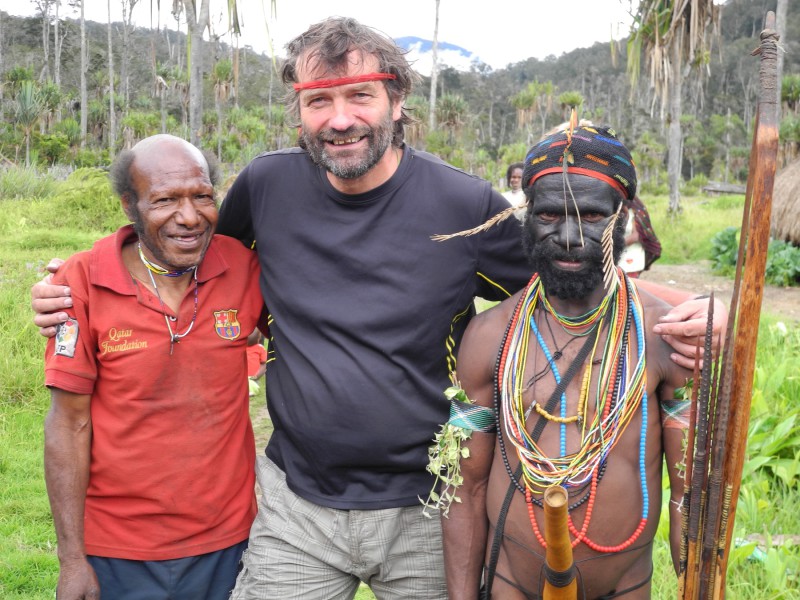Milan Daněk si našel mezi domorodci přátele. Naposledy se na Novou Guineu vrátil na známá místa, aby zde vyhledal a navštívil člověka, který jej před třinácti léty doprovázel při putování divočinou. 