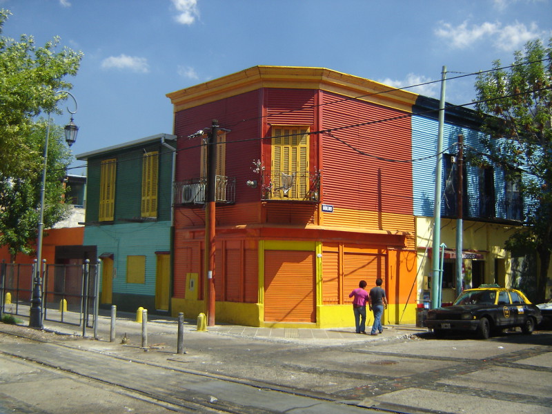 Další a další barevné domy v La Boca