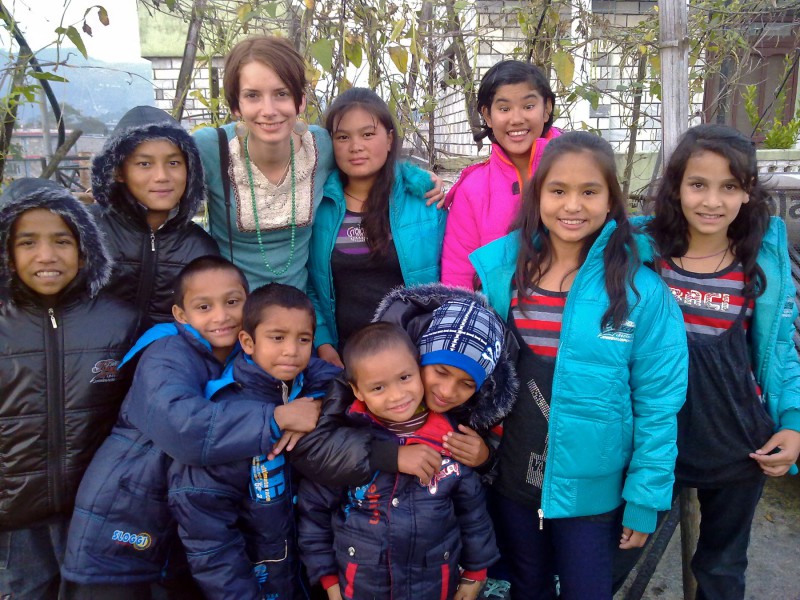 Dorota Nvotová je zvyklá být v cizině v bezprostředním kontaktu s místními obyvateli - zde s dětmi z nepálského domova Happy Home