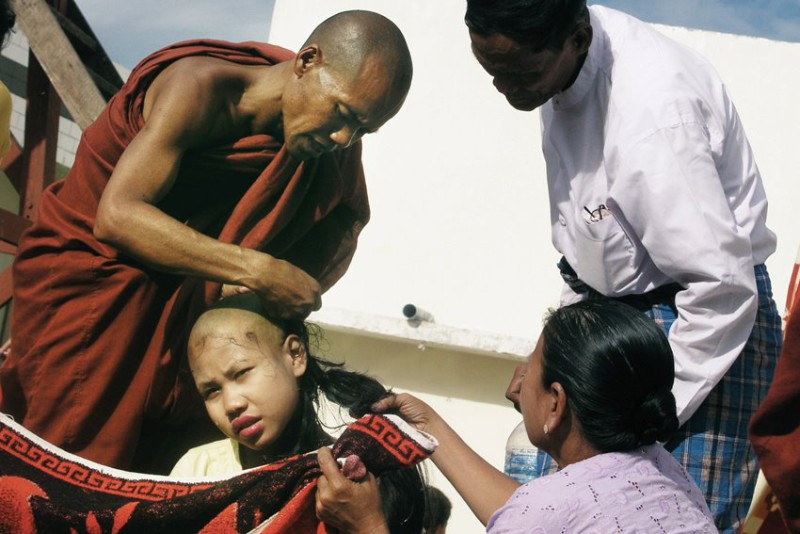 Na cestách Honza rád poznává a fotí všední život obyčejných lidí (komentář Honzy k této fotce z Barmy : Přijímání noviců se neobejde bez oholení kštice. Každý Barmánec je alespoň třikrát za život mnichem).