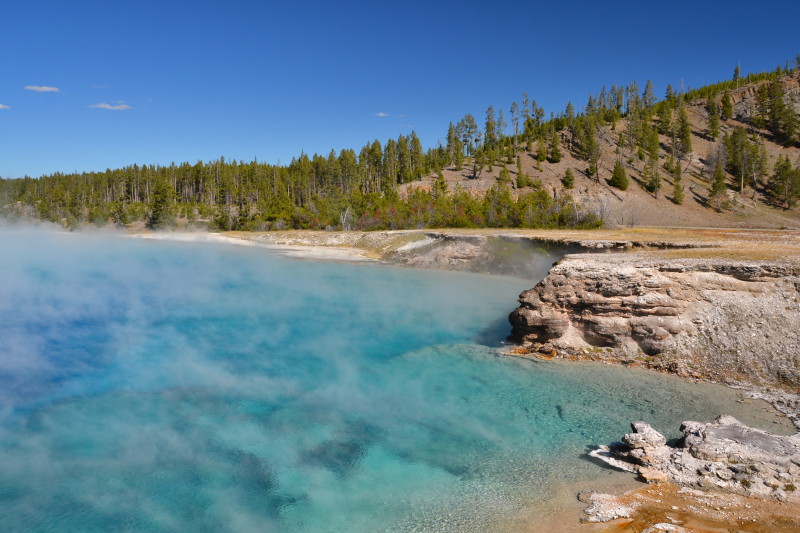 Excelsior Geyser kráter v Midway Geyser Basin.