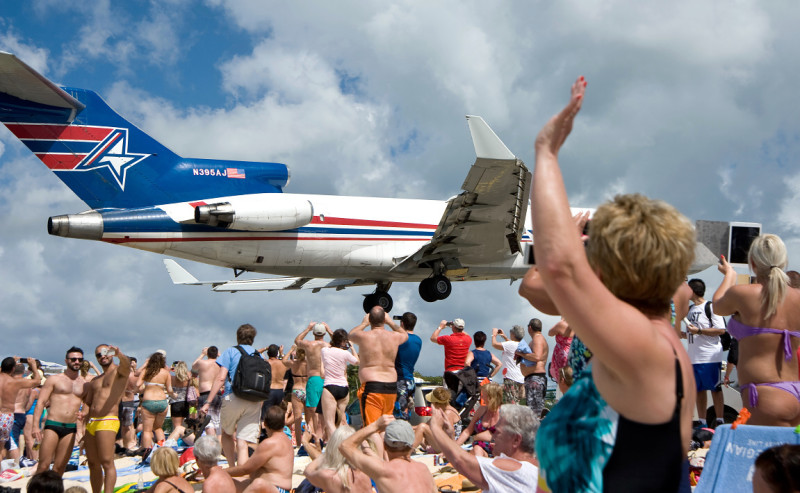 Maho Beach, St. Marteen (Svatý Martin) - davy fanoušků a turistů čekají na přílet dalšího letadla.