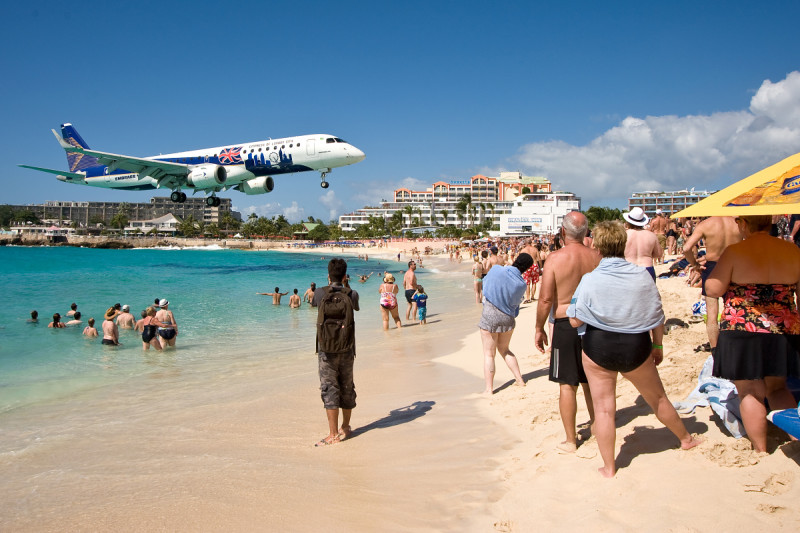 Maho Beach, St. Marteen (Svatý Martin) - přistání letadla vám probíhá doslova nad hlavou!