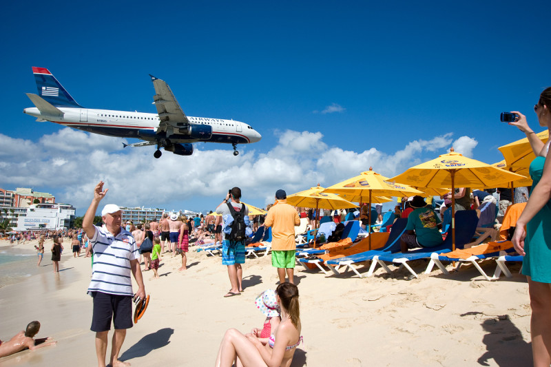 Maho Beach, St. Marteen (Svatý Martin) - kolem oběda provoz houstne a přilétají větší letadla...