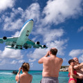 Maho Beach, St. Marteen (Svatý Martin) - tady si můžete opravdu téměř šáhnout na podvozek Jumba.