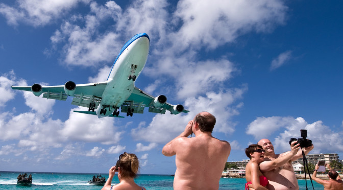 Maho Beach, St. Marteen (Svatý Martin) - tady si můžete opravdu téměř šáhnout na podvozek Jumba.