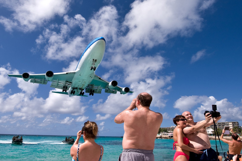 Maho Beach, St. Marteen (Svatý Martin) - tady si můžete opravdu téměř šáhnout na podvozek Jumba.