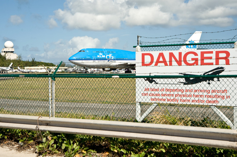 Maho Beach, St. Marteen (Svatý Martin) - plot mezi pláží a letištěm.