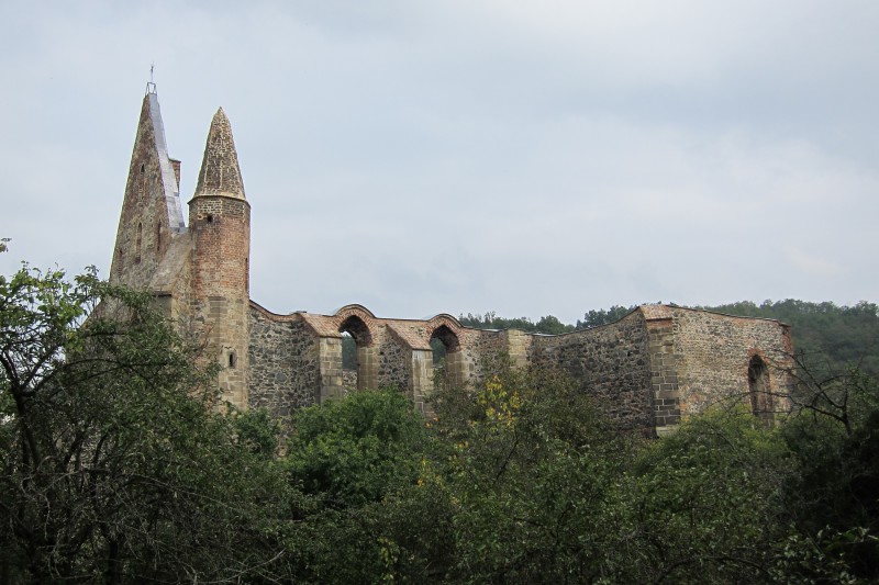 Pohled na klášter z boční strany, směrem od zámku.