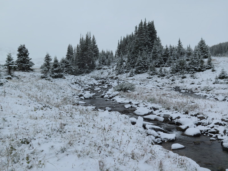 Zasněžená řeka v národním parku Jasper.