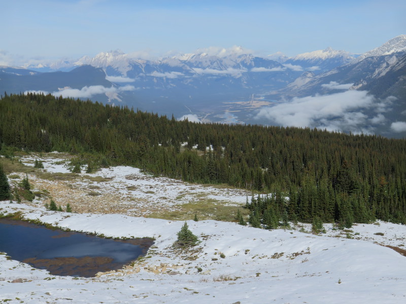 Pohle ze SKyline trailu na Jasper a jezera v jeho okolí.