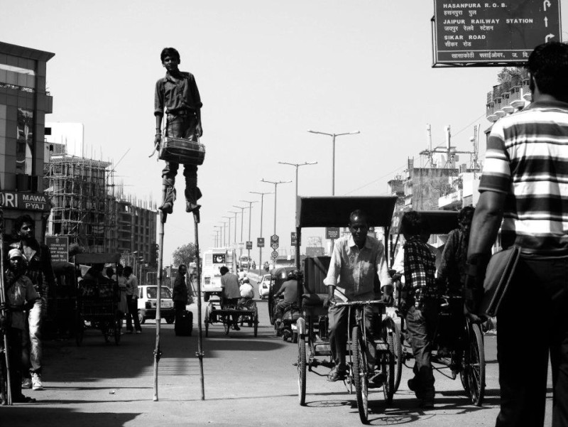 Nejraději se Honza Homola vrací do Indie. V Jaipuru zachytil místního umělce na chůdách.