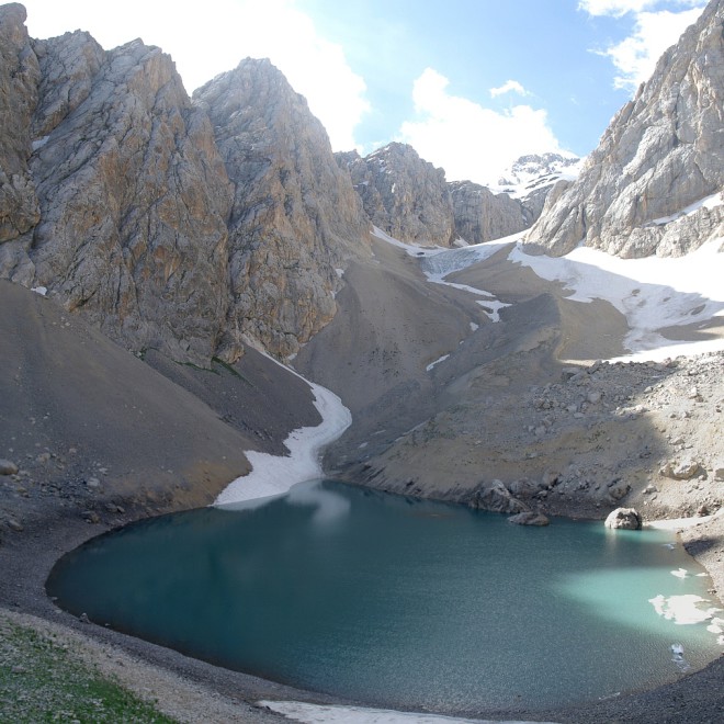 horské jezero ve Ferganském hřebenu, Kyrgyzstán