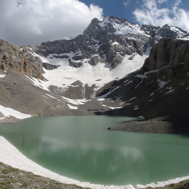 horské jezero ve Ferganském hřebenu, Kyrgyzstán