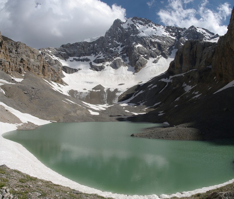 horské jezero ve Ferganském hřebenu, Kyrgyzstán