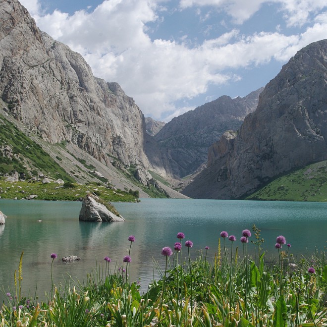 horské jezero nad obcí Arslanbob, Kyrgyzstán