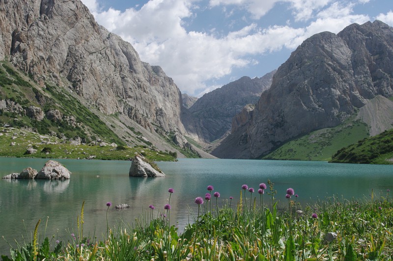 Horské jezero nad obcí Arslanbob, Kyrgyzstán