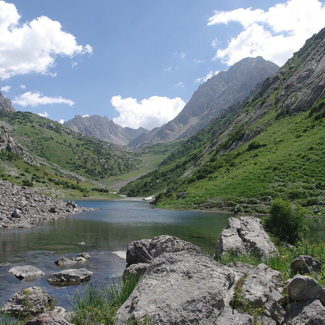 horské jezero ve Ferganském hřebenu, Kyrgyzstán