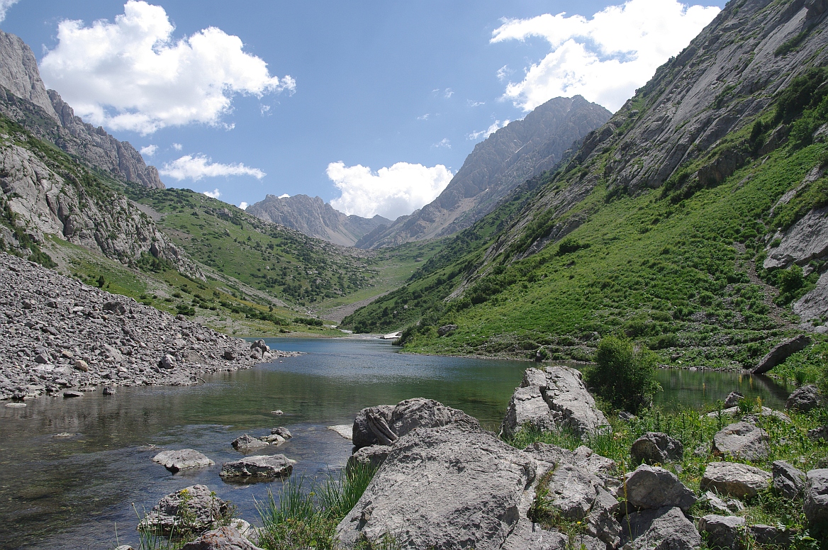 horské jezero ve Ferganském hřebenu, Kyrgyzstán