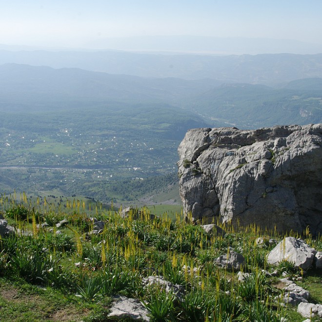 poutní místo, vápencová skála se škrapy, Kyrgyzstán