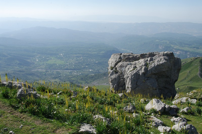 Poutní místo, vápencová skála se škrapy, Kyrgyzstán