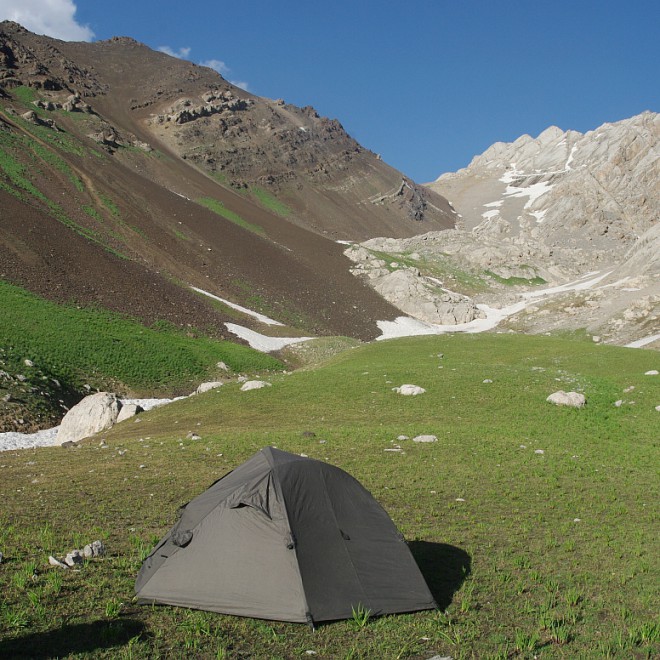 geologicky zajímavé sedlo v horách, Ferganský hřeben, Kyrgyzstán