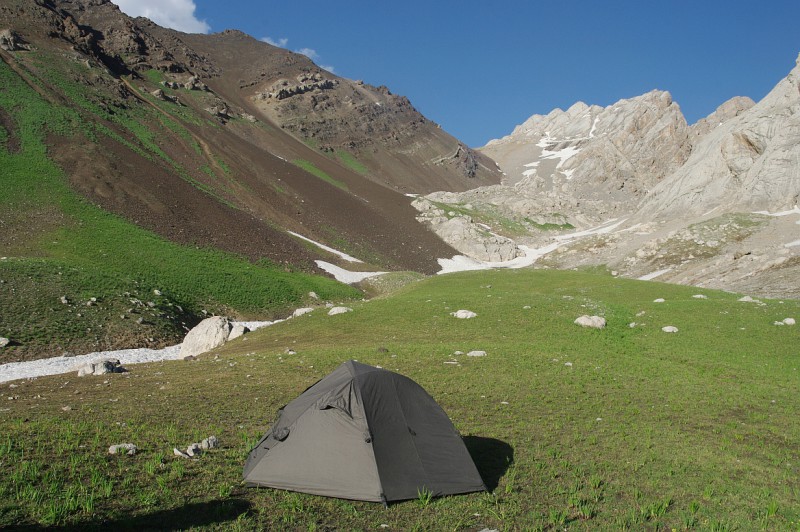 geologicky zajímavé sedlo v horách, Ferganský hřeben, Kyrgyzstán